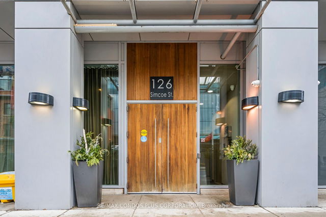 1806 - 126 Simcoe Street