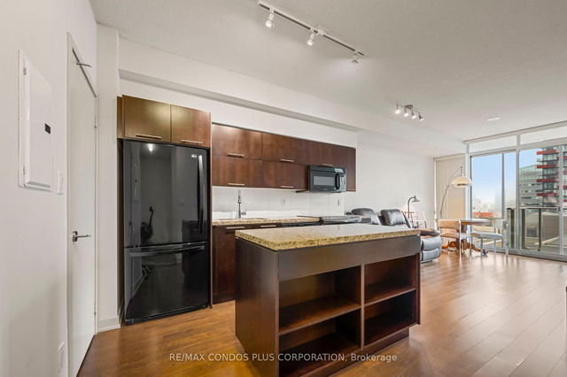 1806 - 126 Simcoe Street