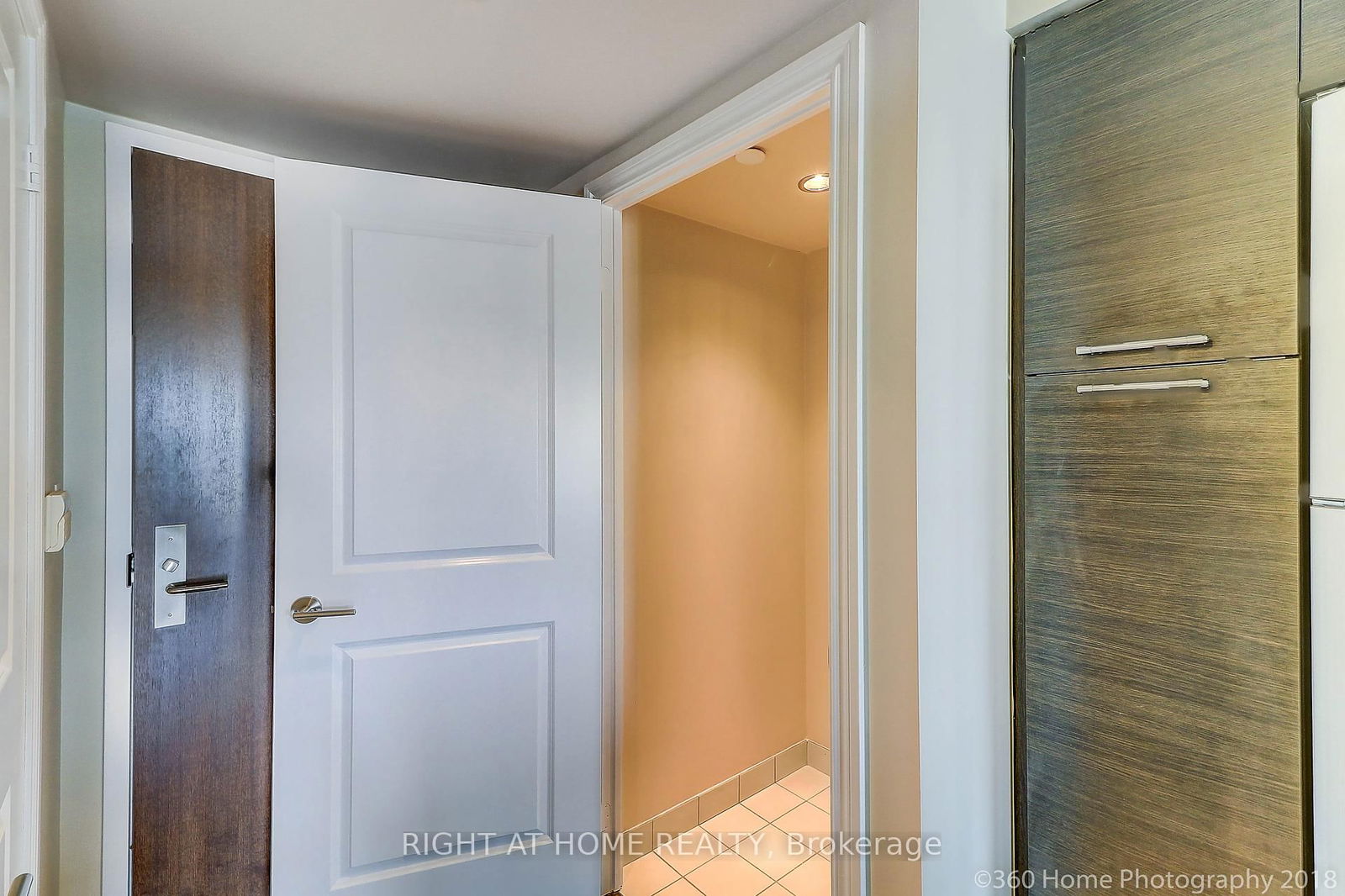 Condo for sale at 1912-386 Yonge Street, Toronto, Bay Street Corridor, M5B 0A5 - MLS: C12180791