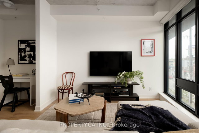 307 - 1239 Dundas Street W