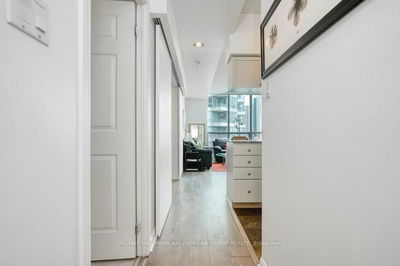 Unit 1518 — 230 Queens Quay, Toronto - Waterfront Communities C1 image-0-4