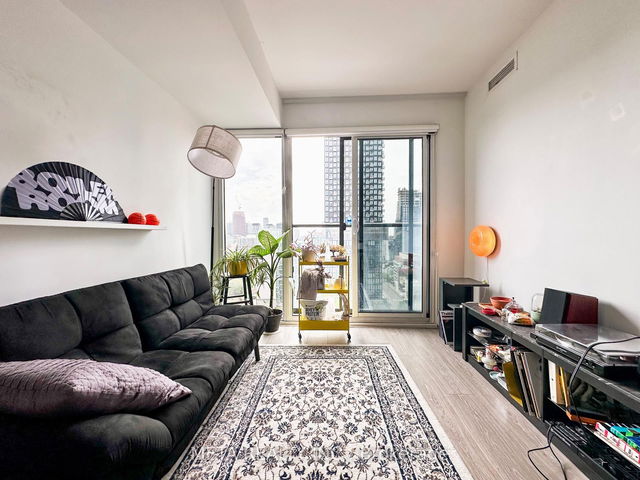 1606 - 181 Dundas Street