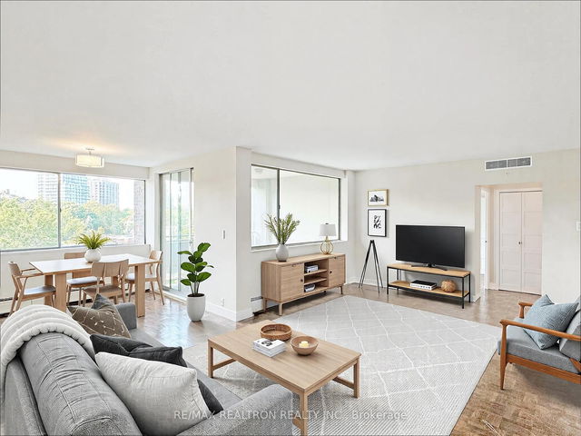 702 - 9 Deer Park Crescent