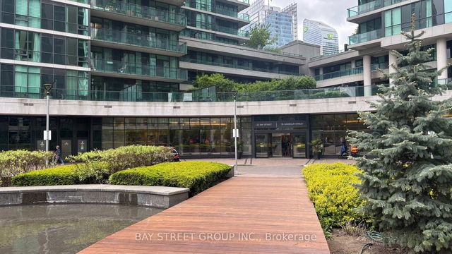 1002 - 33 Bay Street