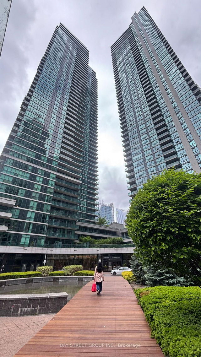 1002 - 33 Bay Street