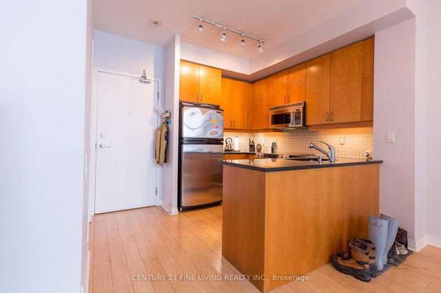 419 - 901 Queen Street