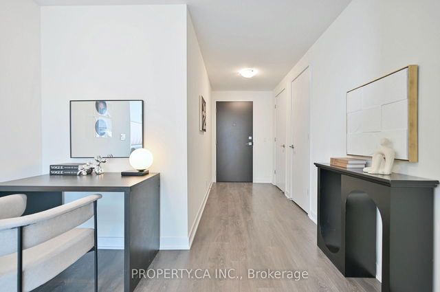 4205 - 2221 Yonge Street