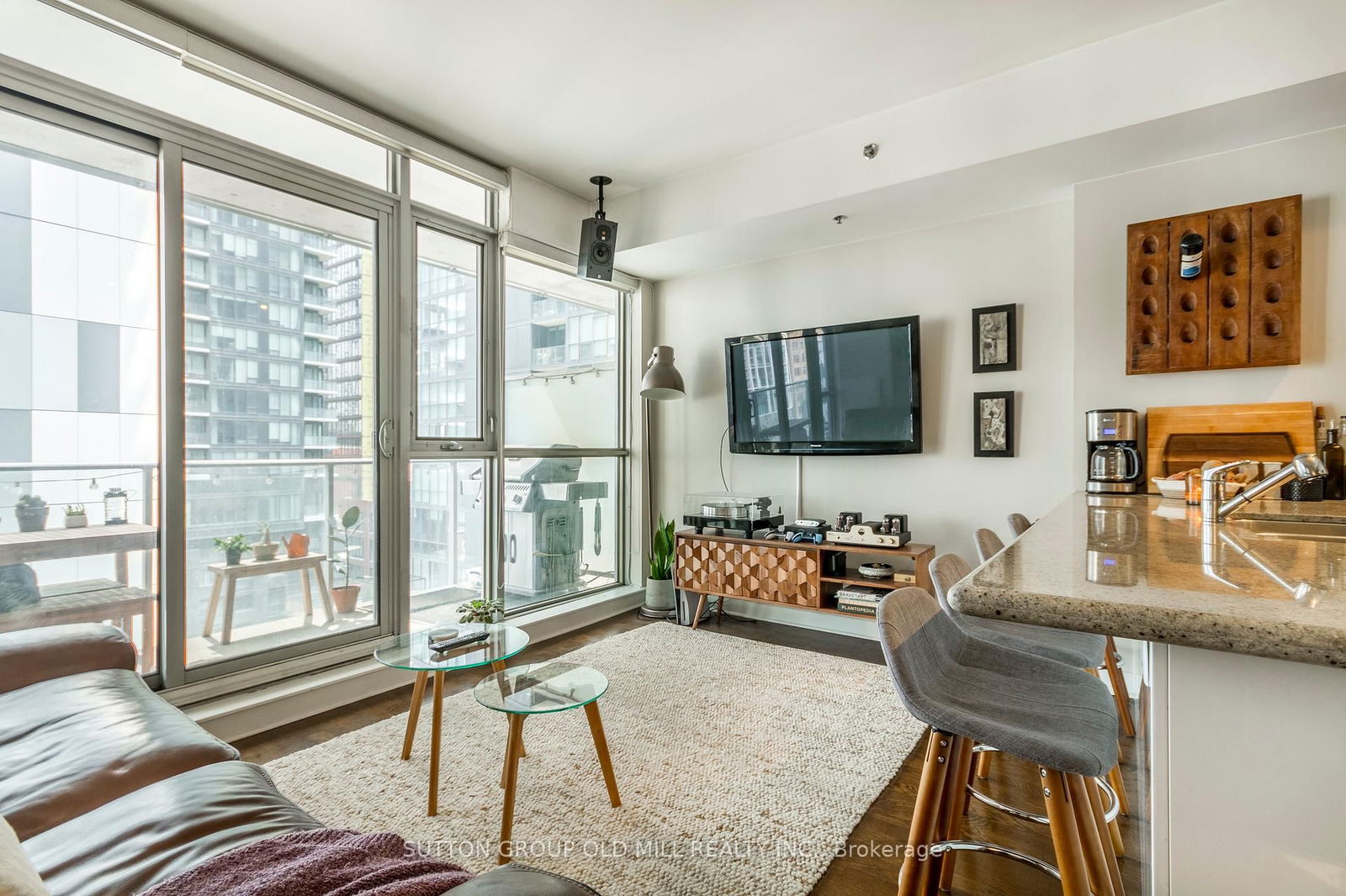 Condo for lease at 1005-375 King Street, Toronto, Waterfront Communities C1, M5V 1K5 - MLS: C12185865