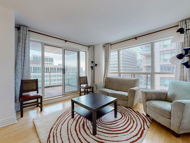 1501 - 909 Bay Street