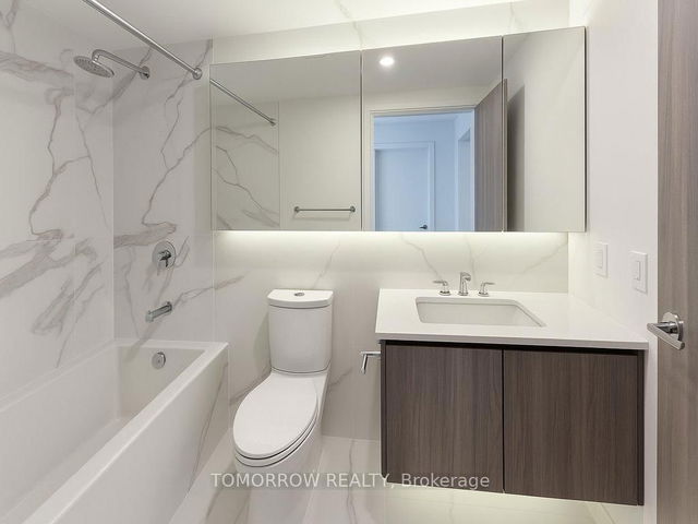 1005 - 25 Spadina Avenue