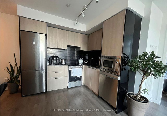 812 - 501 Yonge Street