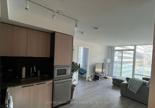 812 - 501 Yonge Street