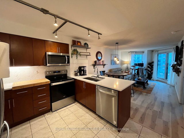 812 - 410 Queens Quay