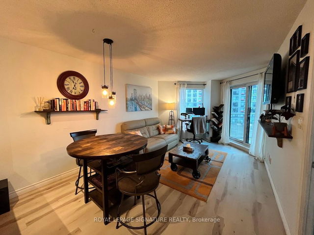 812 - 410 Queens Quay