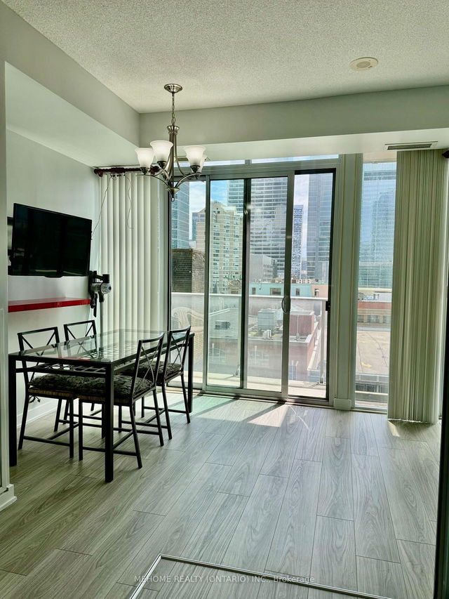 1002 - 126 Simcoe Street