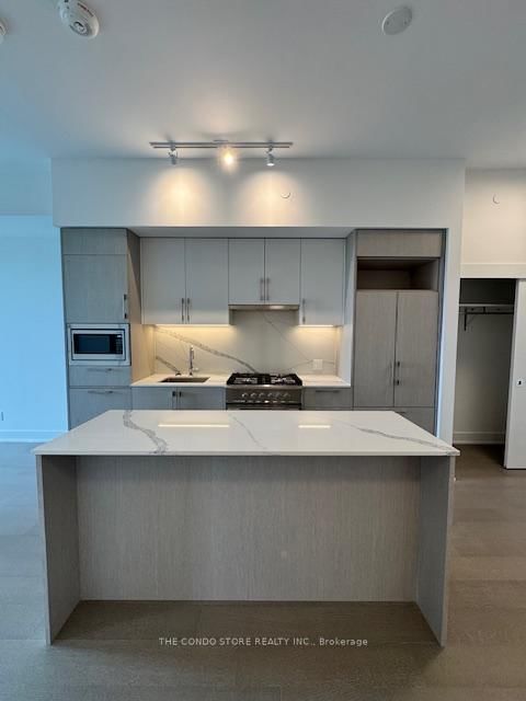 709 - 8 Manor Road W