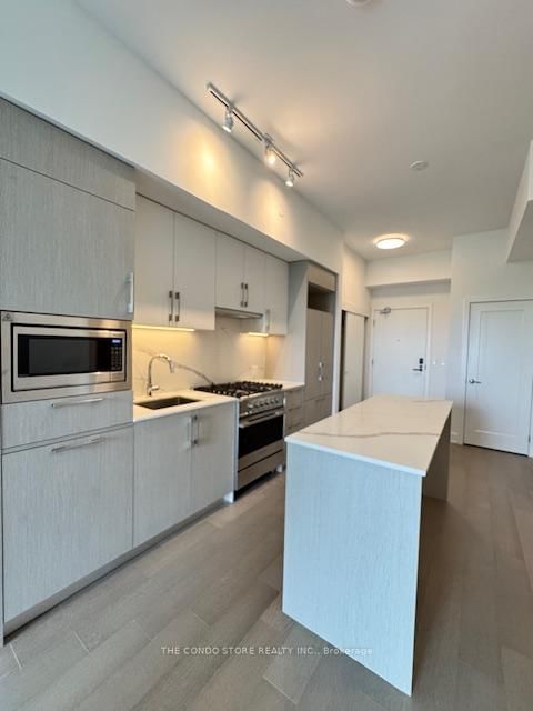 709 - 8 Manor Road W
