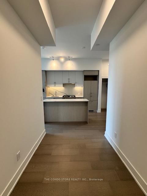 709 - 8 Manor Road W