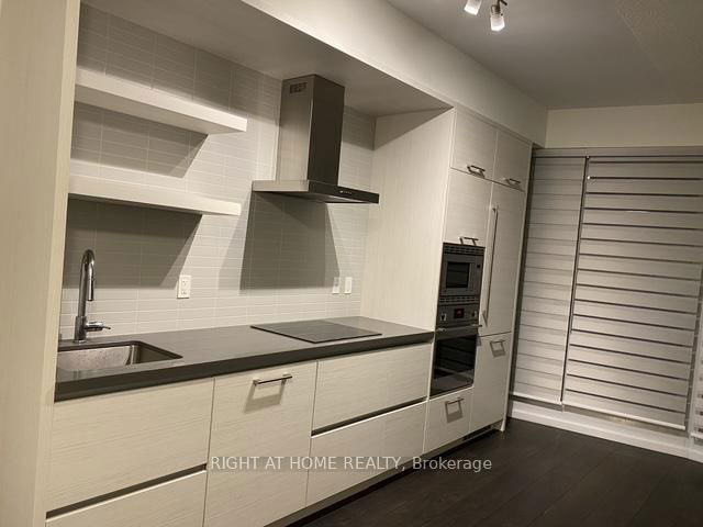 1205 - 2221 Yonge Street