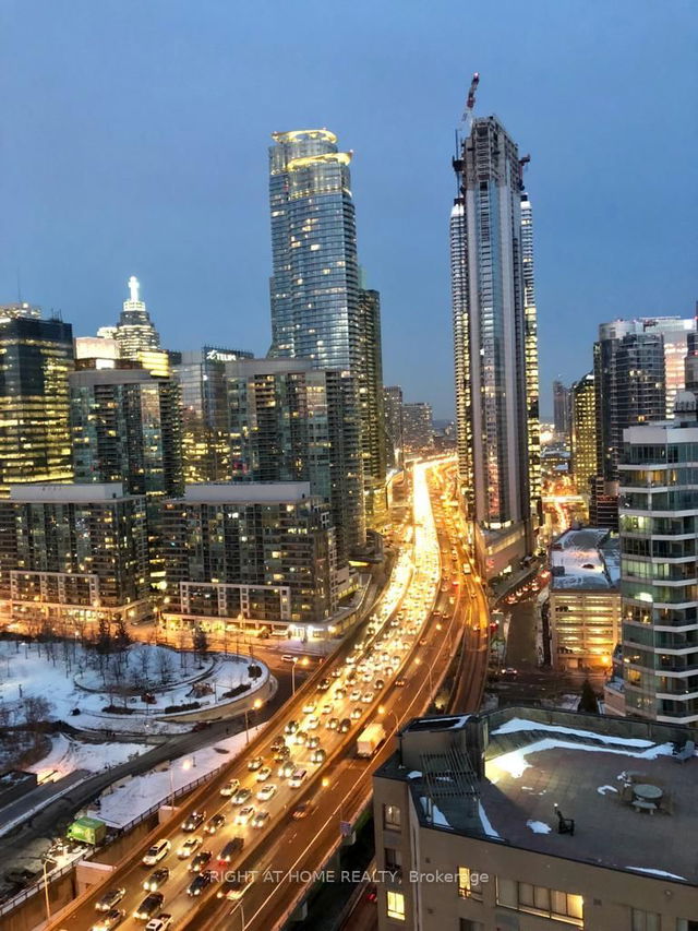2807 - 260 Queens Quay