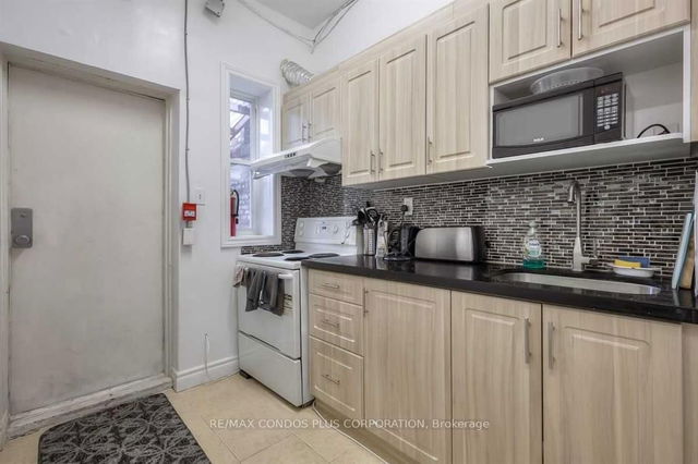 F - 324 Spadina Avenue