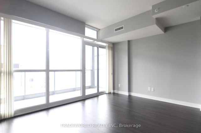 909 - 210 Simcoe Street