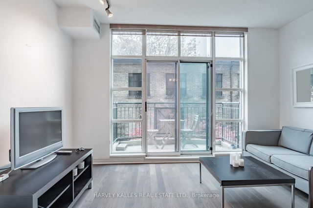 204 - 901 Queen Street