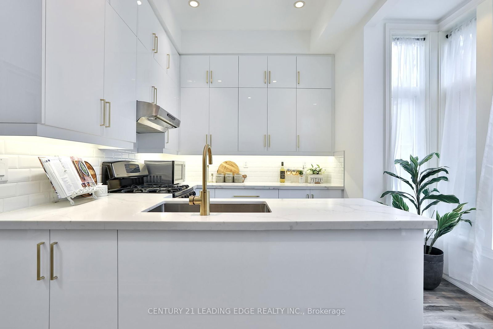 Detached House for sale at 198 B Moore Avenue, Toronto, Rosedale-Moore Park, M4T 1V8 - MLS: C12193545
