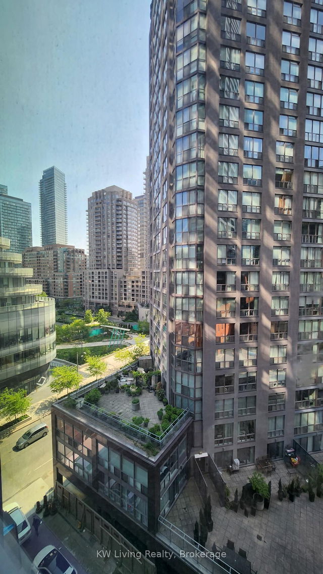802 - 8 Wellesley Street W