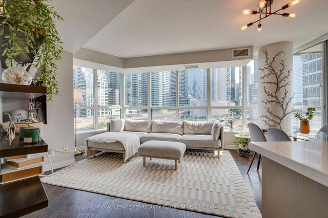 702 - 228 Queens Quay