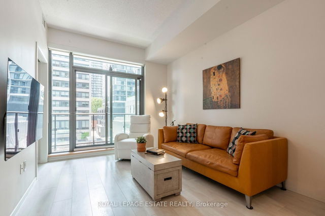 404 - 159 Dundas Street