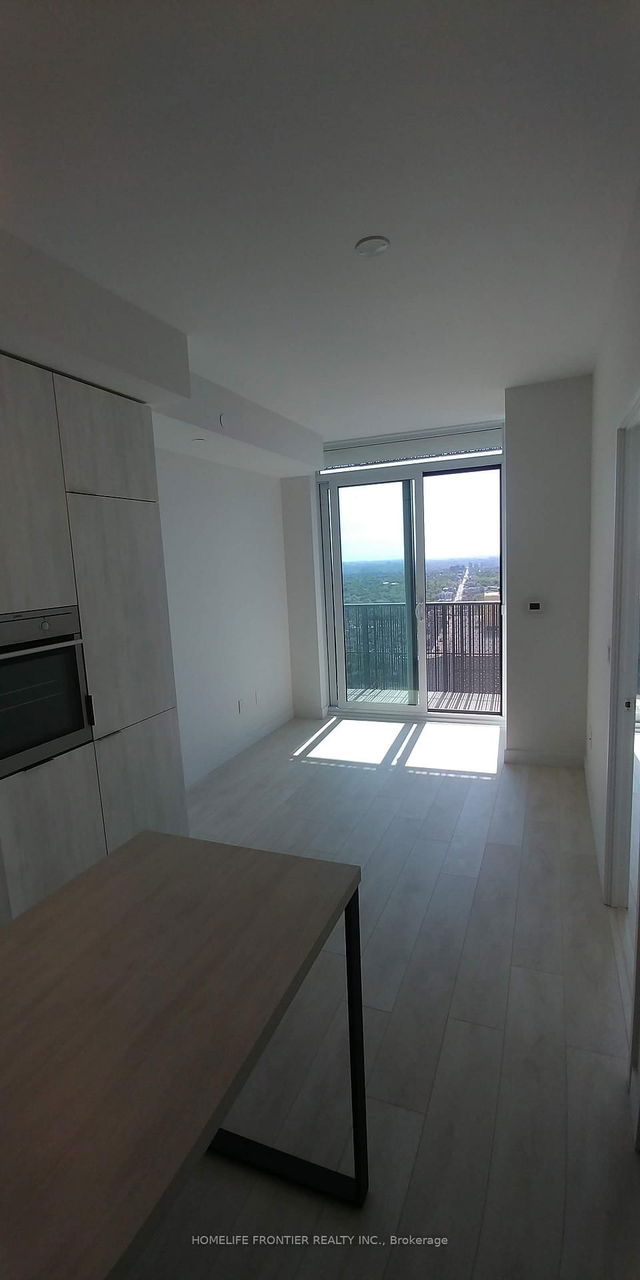 4004 - 8 Eglinton Avenue