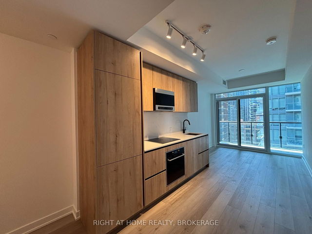 1005 - 127 Broadway Avenue