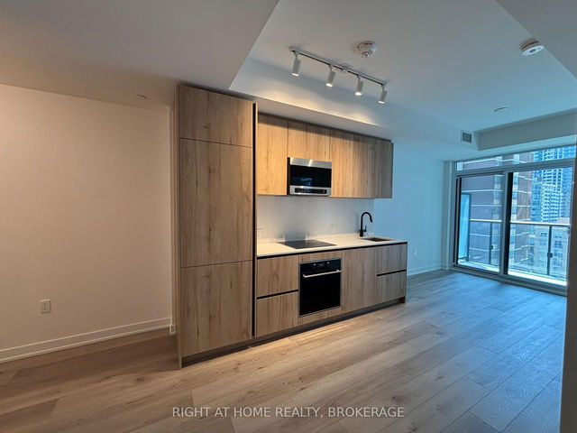 1005 - 127 Broadway Avenue