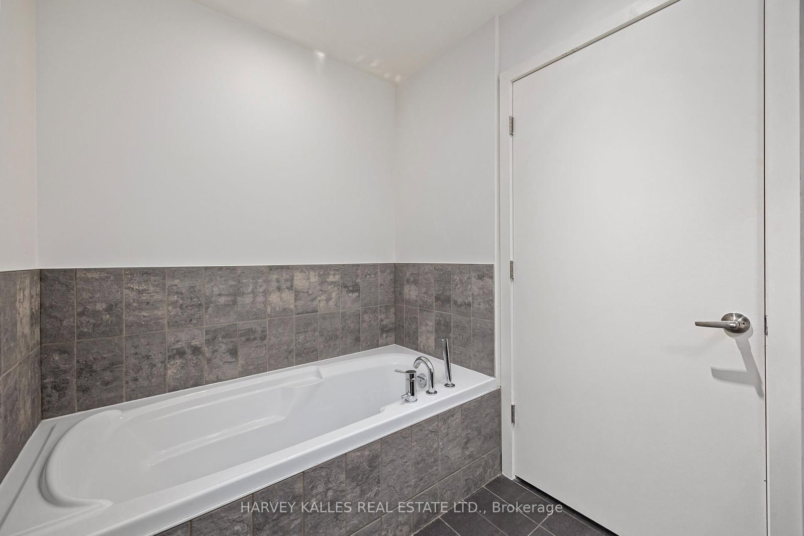 552 Wellington Street W, Unit 1305 - Photo 19