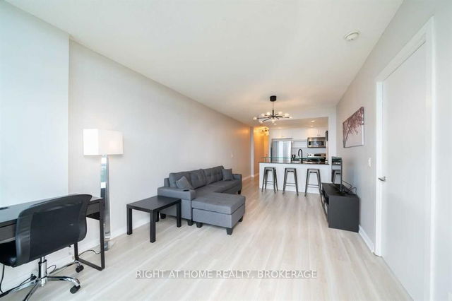 407 - 218 Queens Quay