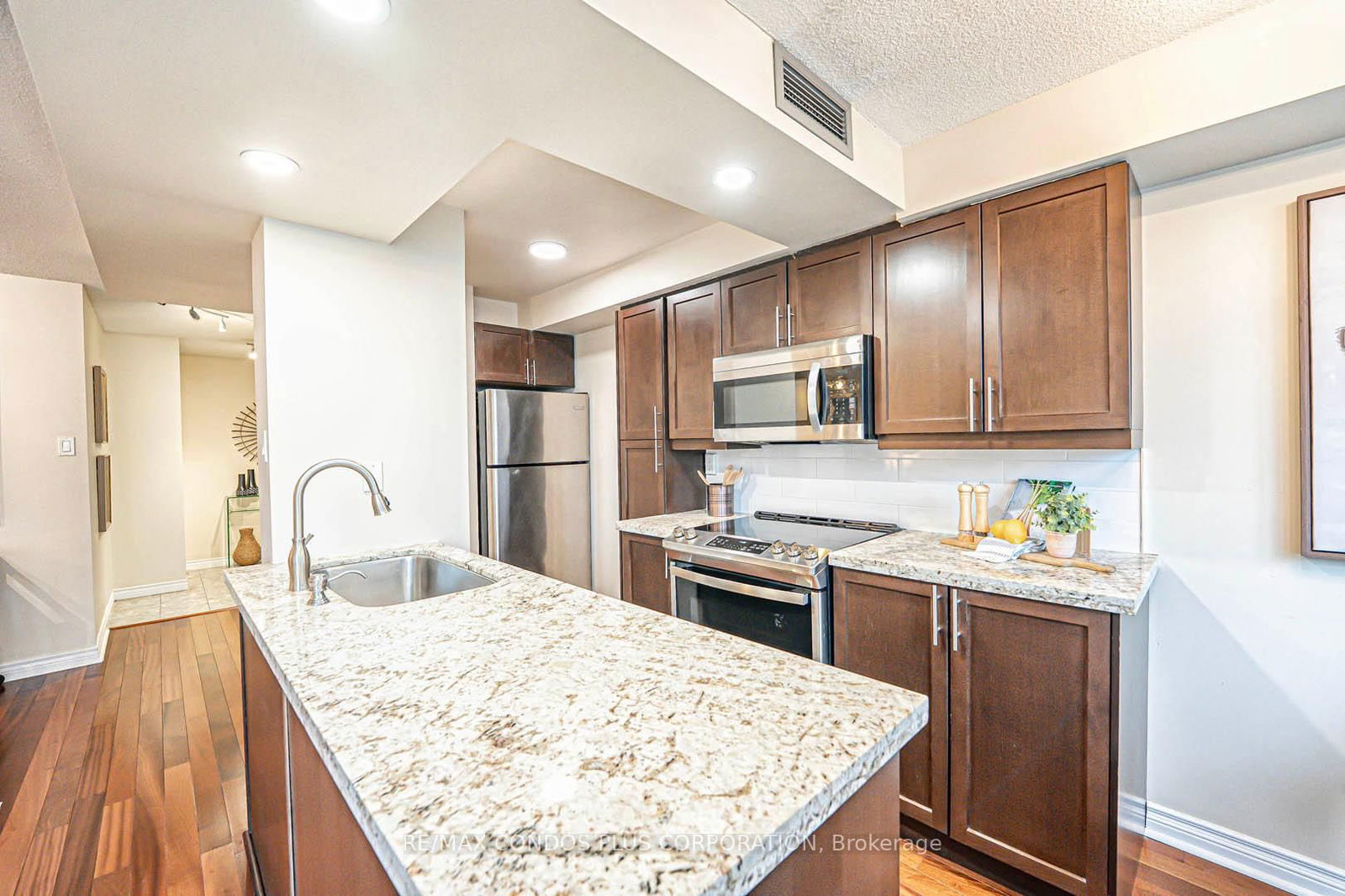 Condo for sale at 1810-736 Bay Street, Toronto, Bay Street Corridor, M5G 2M4 - MLS: C12200632
