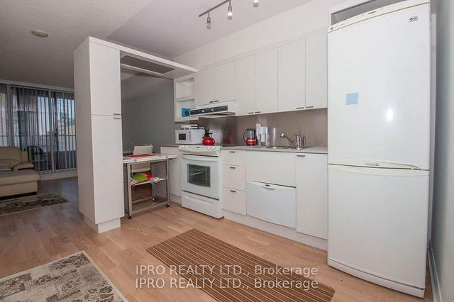 1022 - 111 Elizabeth Street