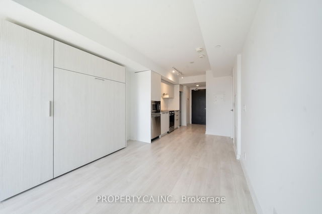 1706 - 501 Yonge Street