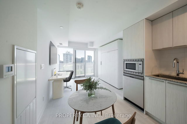1706 - 501 Yonge Street