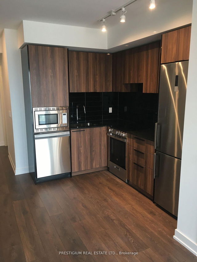 1601 - 501 Yonge Street