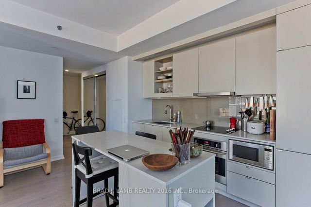 803 - 101 Peter Street