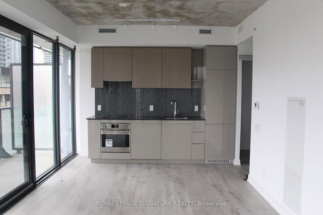 1210 - 161 Roehampton Avenue