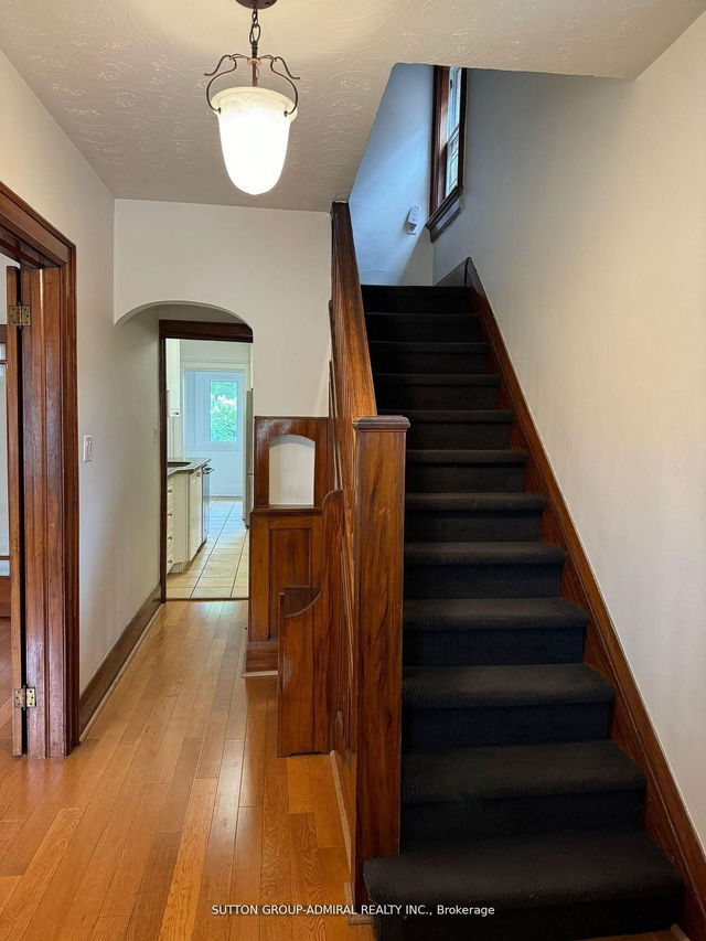 52 LAWRENCE Avenue