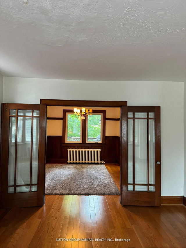 52 LAWRENCE Avenue