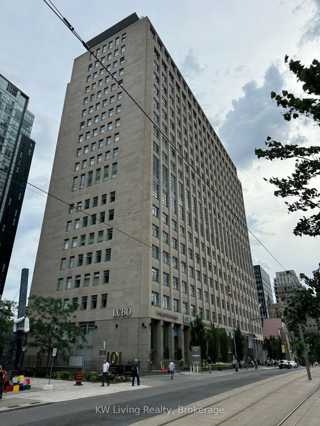 926 - 111 St Clair Avenue W