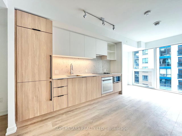 802 - 82 Dalhousie Street