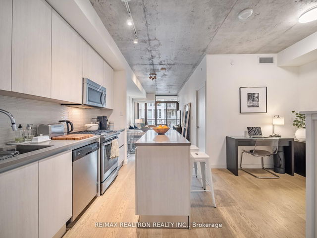 1217 - 111 Bathurst Street
