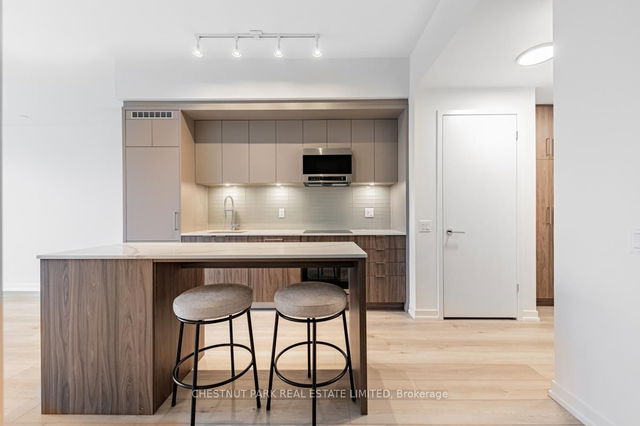 863 St. Clair Avenue W