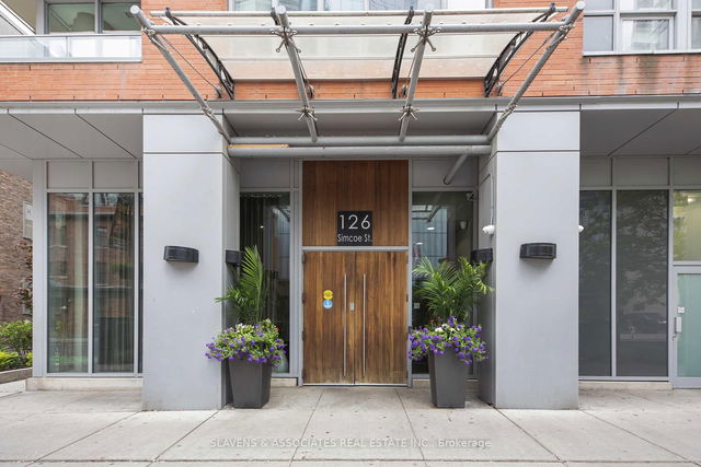 1407 - 126 Simcoe Street